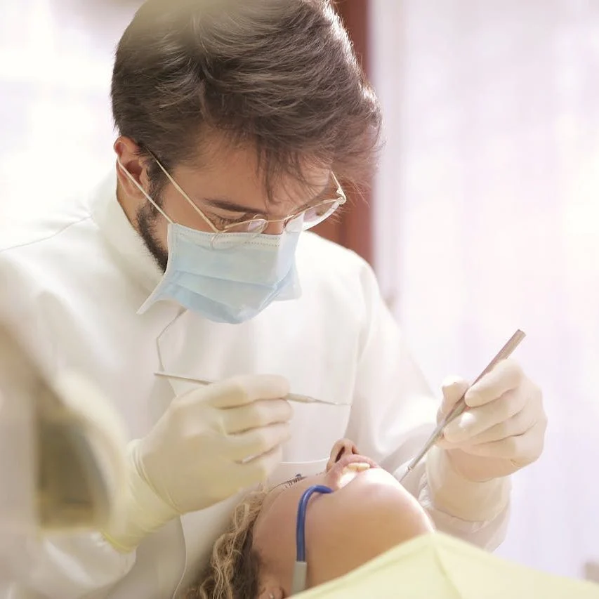 Zahnkorrektur: Zahlt die PKV für Invisalign-Schienen?
